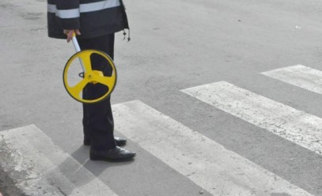 Accidentată pe trecerea de pietoni de o şoferiţă neatentă